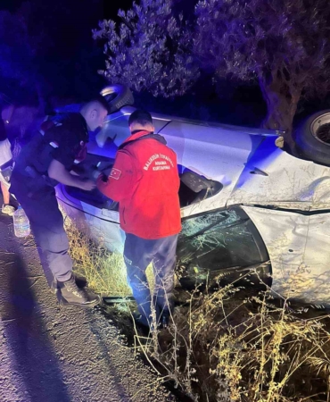 Burhaniye’de otomobil tek taraflı kazaya karıştı: 3 kişi yaralandı