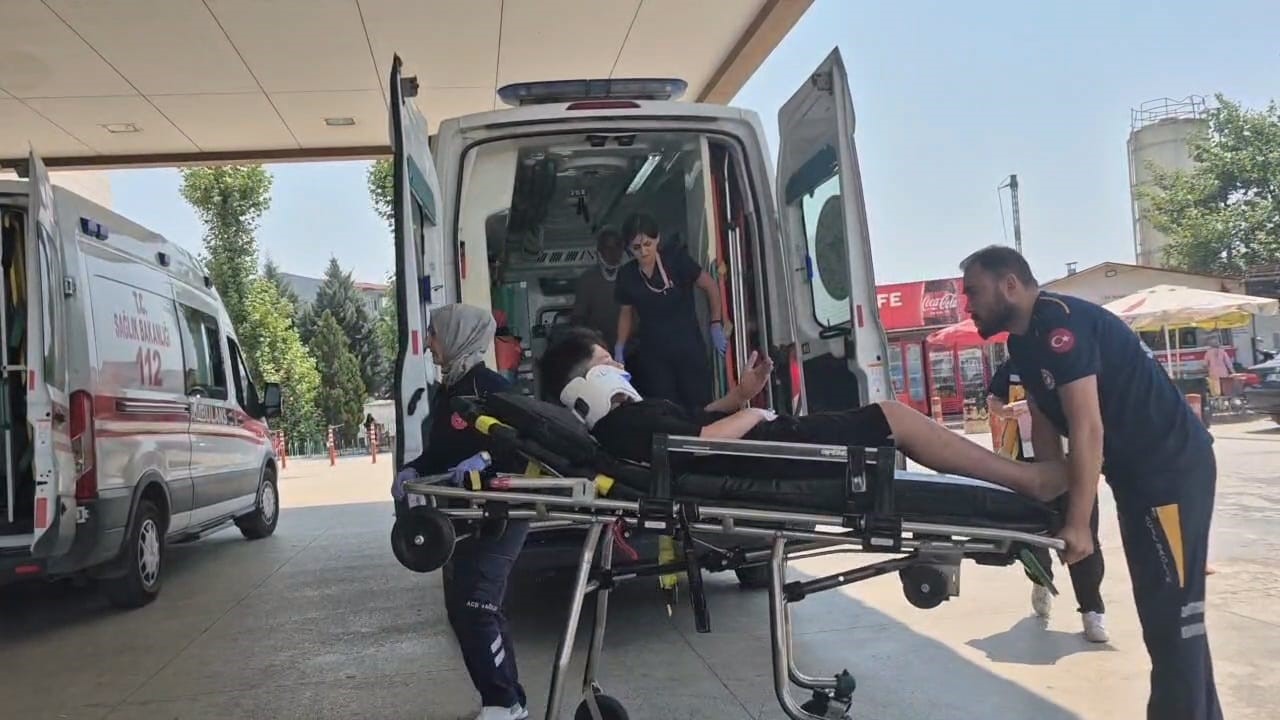 Şarampole yuvarlanan minibüsteki 4 kişi yaralandı