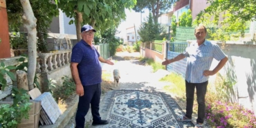 Tekirdağ’da belediye yol yapmayınca vatandaş sokağa halı serdi