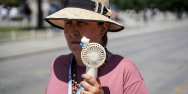 İstanbul’un kavurucu sıcağında turistler ’el vantilatörleri’ ile serinliyor