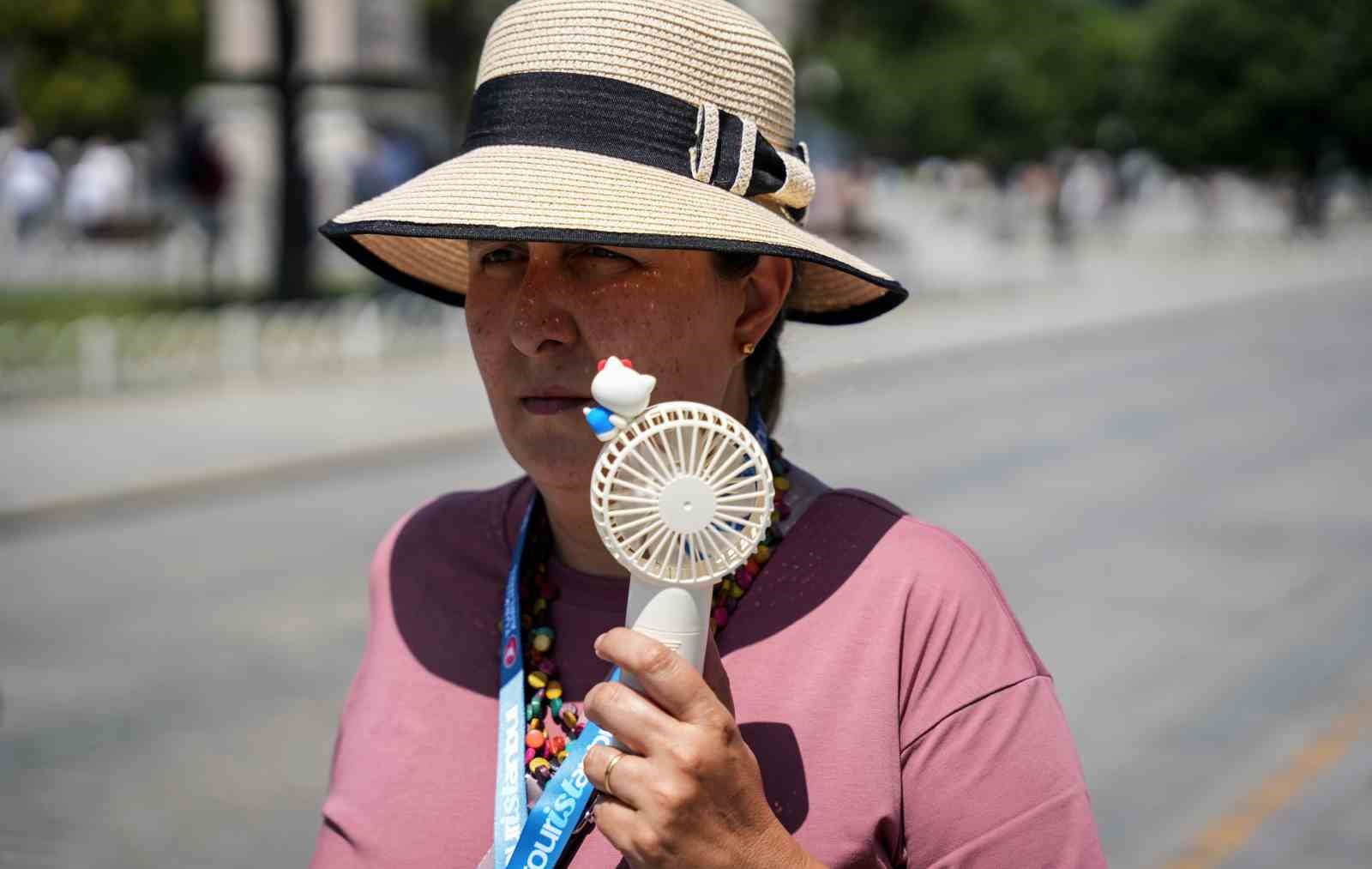 İstanbul’un kavurucu sıcağında turistler ’el vantilatörleri’ ile serinliyor
