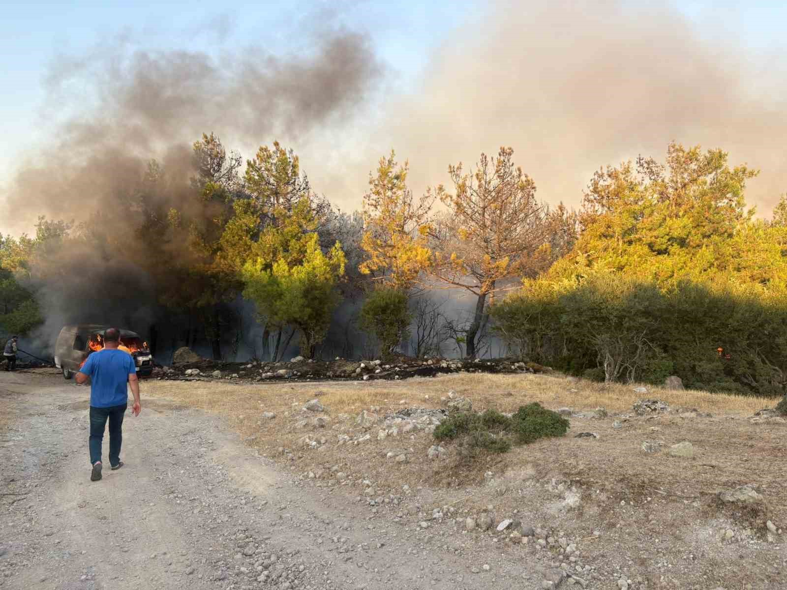 Çanakkale’de park halindeki midibüste çıkan yangın ormana sıçradı