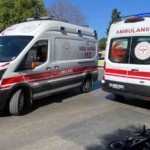 Trafik ışıklarındaki yayaya motosiklet çarptı: Sürücü ve yaya yaralı