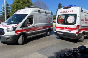 Trafik ışıklarındaki yayaya motosiklet çarptı: Sürücü ve yaya yaralı