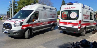 Trafik ışıklarındaki yayaya motosiklet çarptı: Sürücü ve yaya yaralı