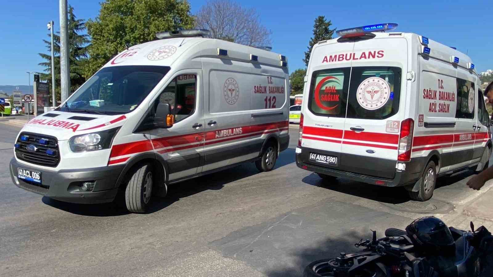 Trafik ışıklarındaki yayaya motosiklet çarptı: Sürücü ve yaya yaralı