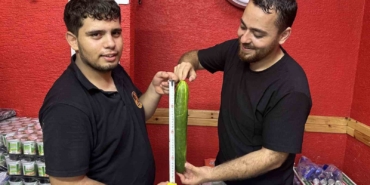 Muratlı’da dev salatalık görenleri hayrete düşürdü