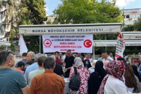 Şehitlerin hayrına aşure dağıttılar