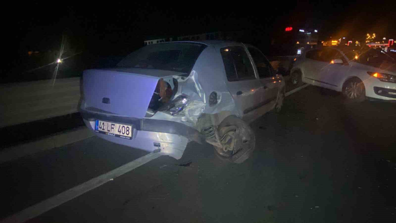 İzmit’te iki otomobil çarpıştı