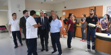 Vali Ustaoğlu, otobüs kazasında yaralanan vatandaşları hastanede ziyaret etti