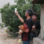 Alevler yaklaşınca horozunu kucağına alarak köyü terketti