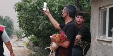 Alevler yaklaşınca horozunu kucağına alarak köyü terketti