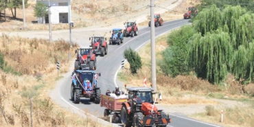 Gelin arabası traktör oldu: Konvoya 50 traktör katıldı