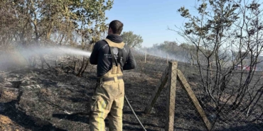 Silivri’de arazi yangını: 2 kişi yaralandı, itfaiye aracı yandı