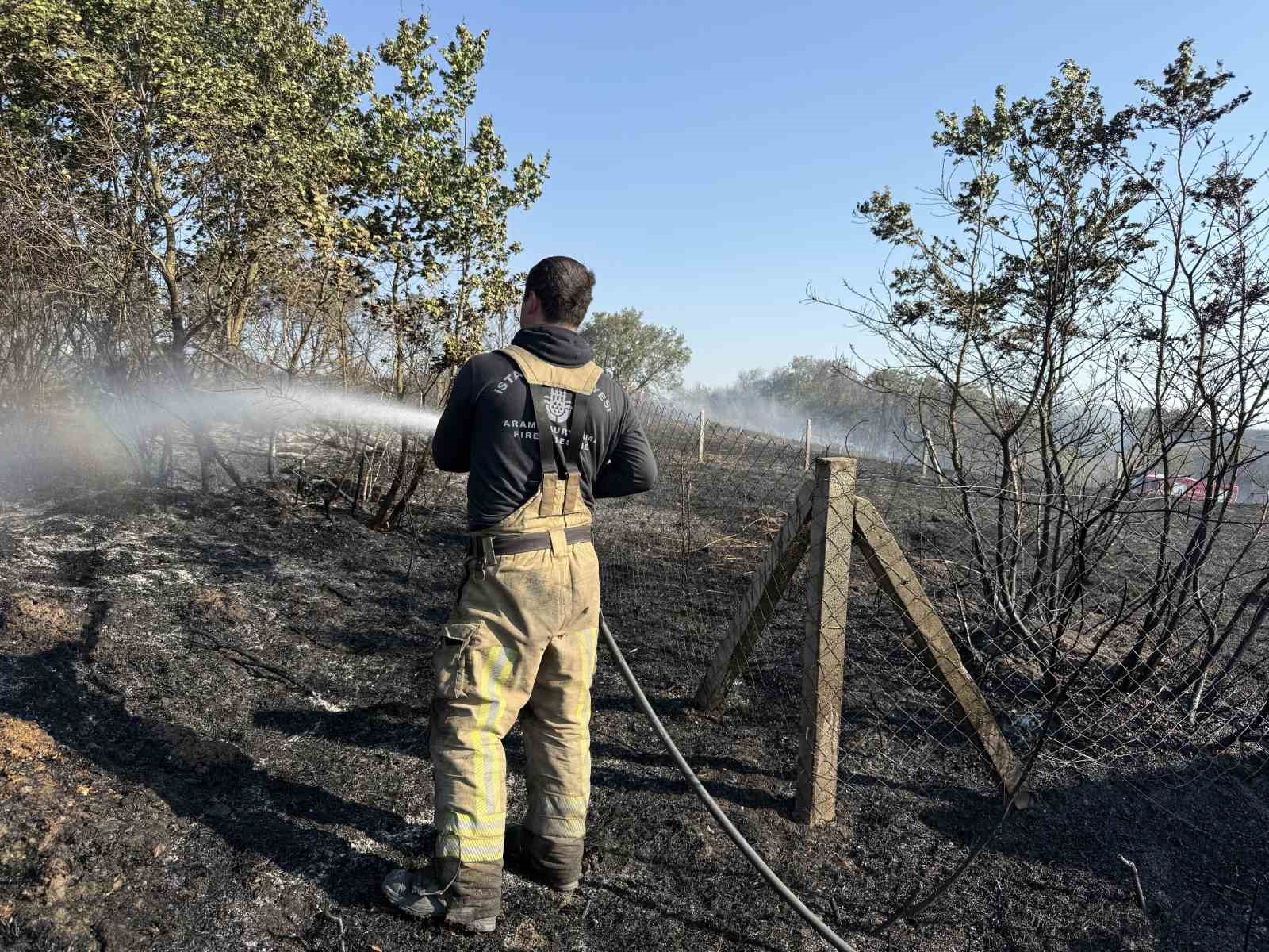 Silivri’de arazi yangını: 2 kişi yaralandı, itfaiye aracı yandı