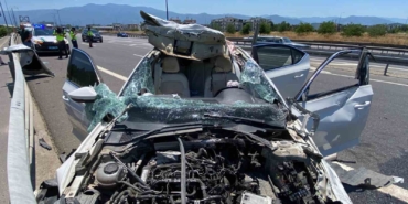 TEM’de bariyere çarpan otomobilin tavanı koptu: 4 yaralı