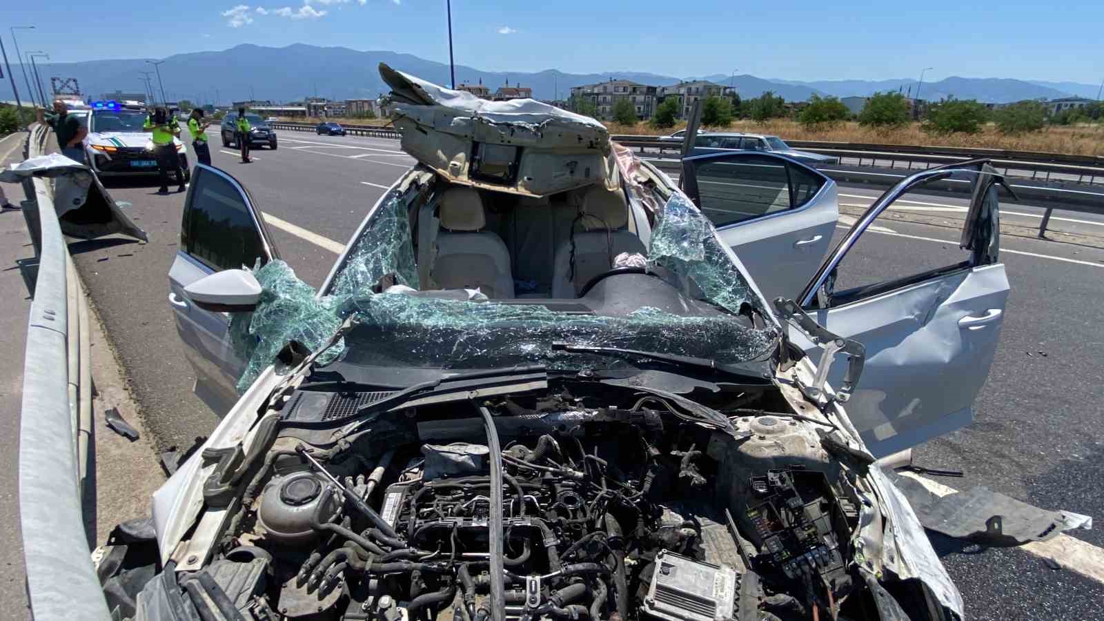 TEM’de bariyere çarpan otomobilin tavanı koptu: 4 yaralı