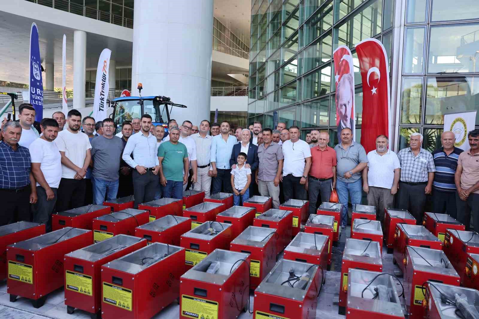 Büyükşehir’den kırsal mahallelere ekipman desteği