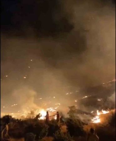 Çanakkale’de çıkan orman yangınında yoğun rüzgar ve alevlerle mücadele devam ediyor