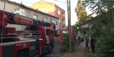 Ümraniye’de 3 katlı binanın çatısında korkutan yangın