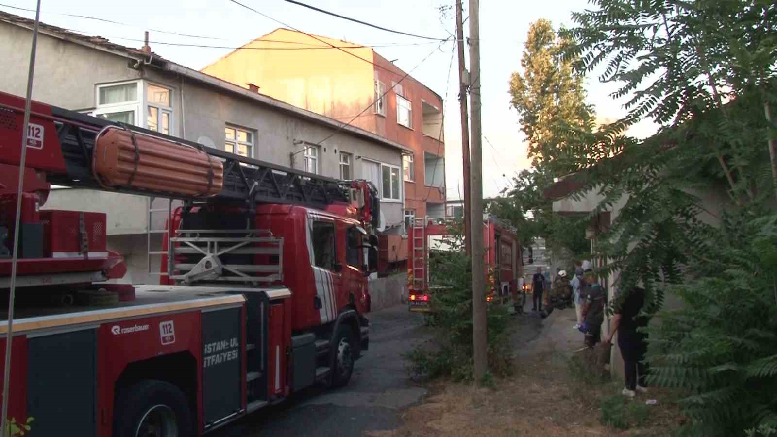 Ümraniye’de 3 katlı binanın çatısında korkutan yangın