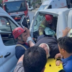 Kamyonet ile panelvan kafa kafaya çarpıştı: 1 yaralı