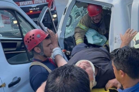 Kamyonet ile panelvan kafa kafaya çarpıştı: 1 yaralı