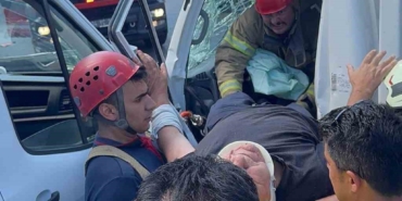 Kamyonet ile panelvan kafa kafaya çarpıştı: 1 yaralı
