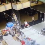 Beylikdüzü’nde bir AVM’de iki esnaf arasında çıkan kavga güvenlik kamerasında