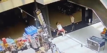 Beylikdüzü’nde bir AVM’de iki esnaf arasında çıkan kavga güvenlik kamerasında