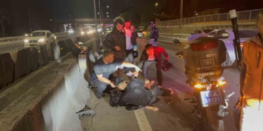 Kasksız kaza yaptılar: Yaralı sürücü, baygın kız arkadaşının başından ayrılmadı