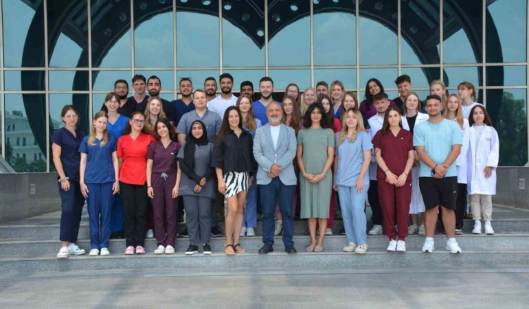 17 ülkeden gelen tıp ve eczacılık öğrencileri, Kıbrıs’ta buluştu