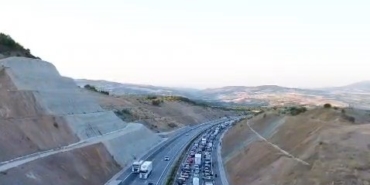 Otoyolda tır ile akaryakıt tankeri çarpıştı: 1 yaralı