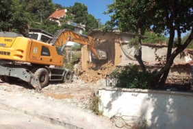 Tehlike saçan metruk binalar yıkıldı