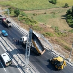 Kamyonun açık unutulan damperi yön levhasına çarptı