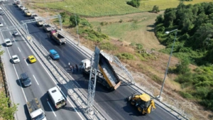 Kamyonun açık unutulan damperi yön levhasına çarptı