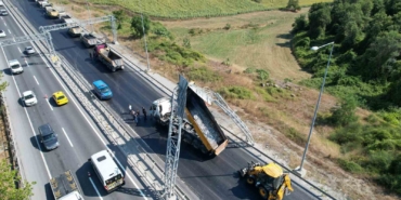 Kamyonun açık unutulan damperi yön levhasına çarptı