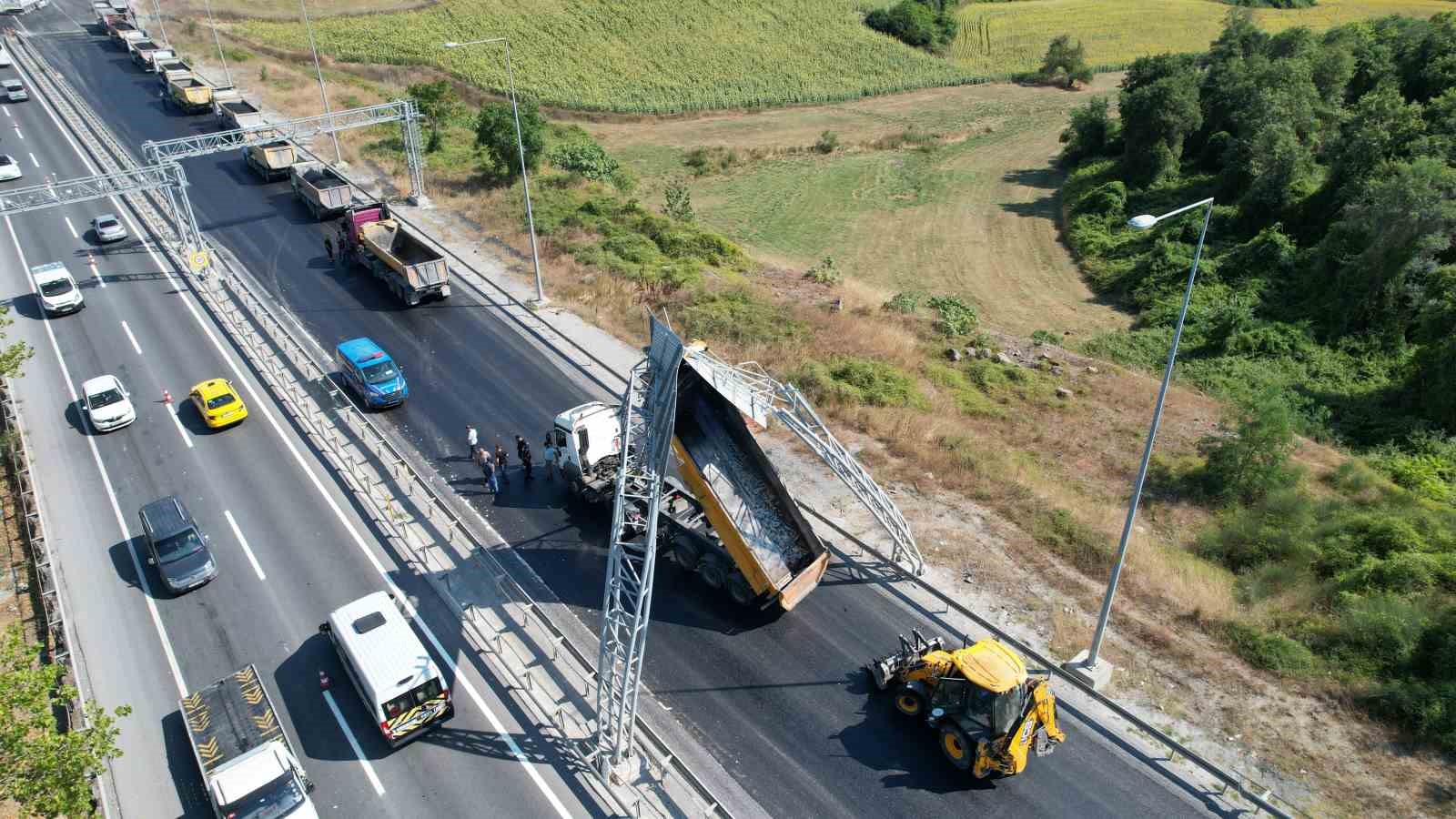 Kamyonun açık unutulan damperi yön levhasına çarptı