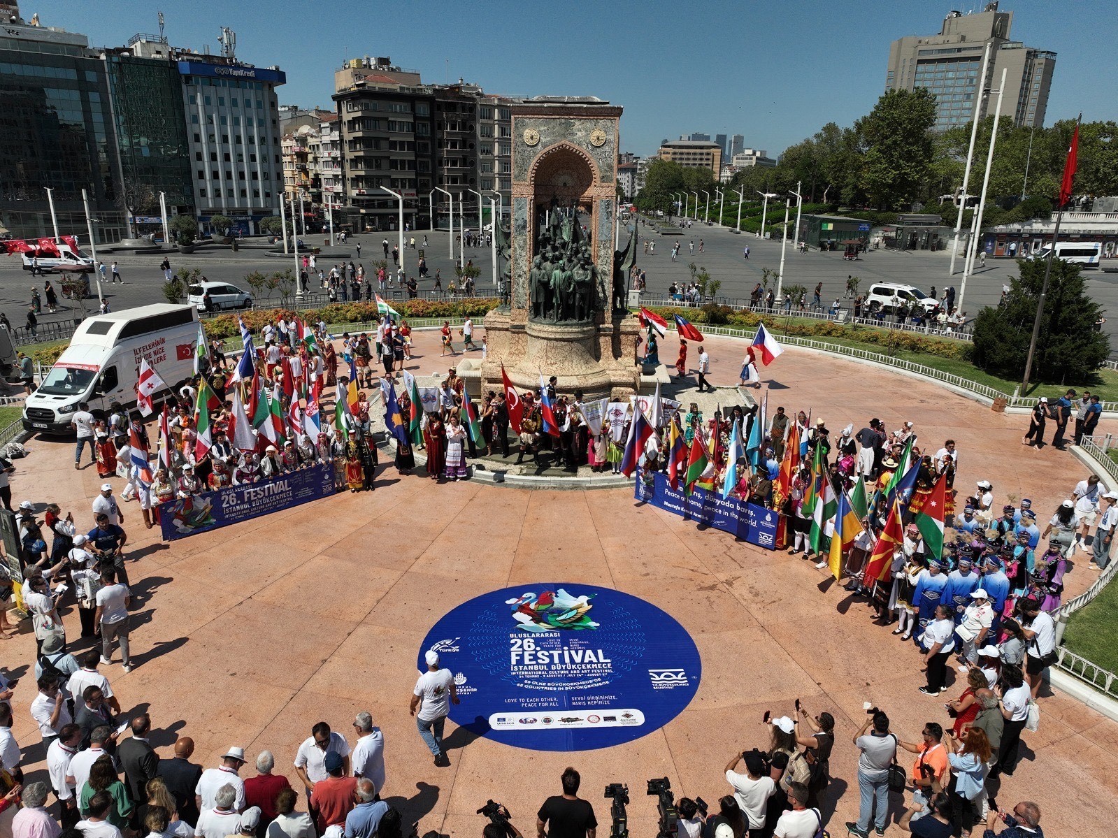 Büyükçekmece 26. Uluslararası Kültür ve Sanat Festivali’nin çelenk töreni Taksim’de yapıldı