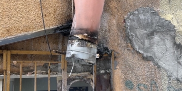 Beyoğlu’nda yangın paniği: Alevlerin yükseldiği anlar kamerada