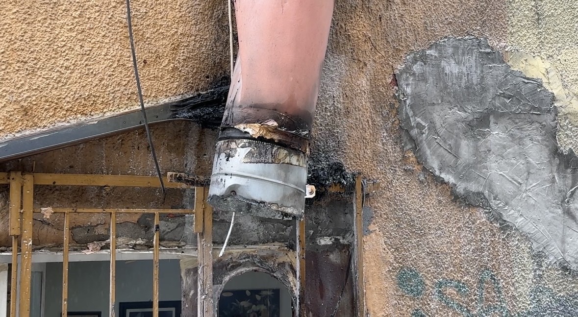 Beyoğlu’nda yangın paniği: Alevlerin yükseldiği anlar kamerada