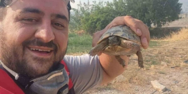 Yangından etkilenen hayvanlara elleriyle su verdiler