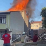 Sultanbeyli’de iki katlı binanın çatısı alevlere teslim oldu