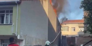 Sultanbeyli’de iki katlı binanın çatısı alevlere teslim oldu