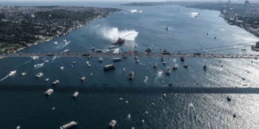 Boğaz’dan 15 Temmuz geçişi: 253 şehidin anısına 253 tekne ve bot boğazı selamladı