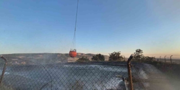 Yangında helikopter suyu havuzdan aldı: Orman yangınına müdahalede zamanla yarış