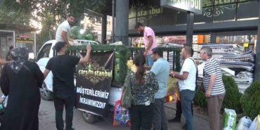 Bursa’da bir mağaza 4 kamyon karpuz dağıttı