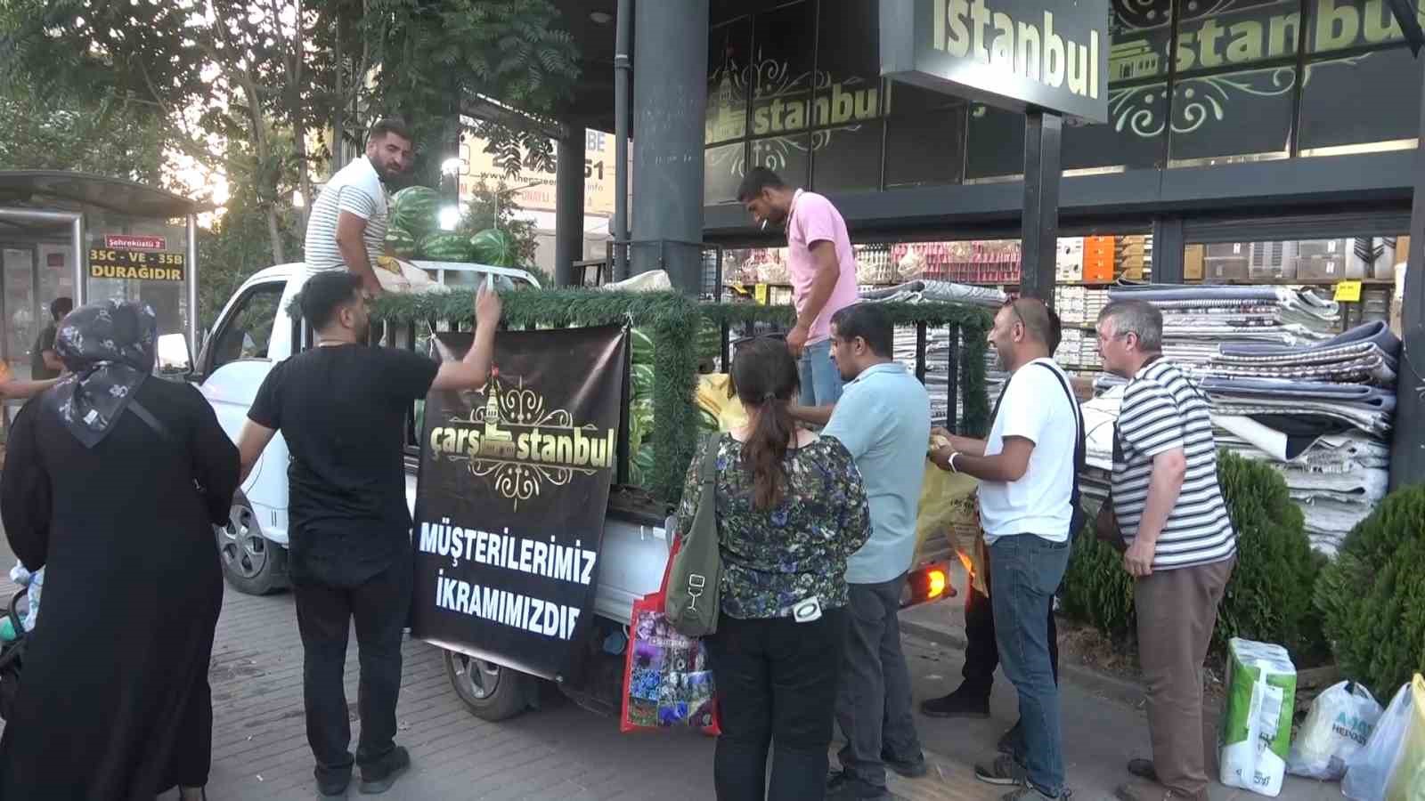 Bursa’da bir mağaza 4 kamyon karpuz dağıttı