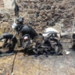 Ayvacık’ta park halindeki otomobil ile motosiklet yandı