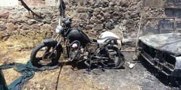 Ayvacık’ta park halindeki otomobil ile motosiklet yandı